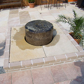 Quellstein auf der Terrasse