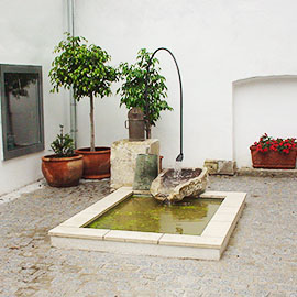 Wasserbecken kreativ interpretiert