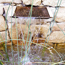 Wasserfall über Steinplatte